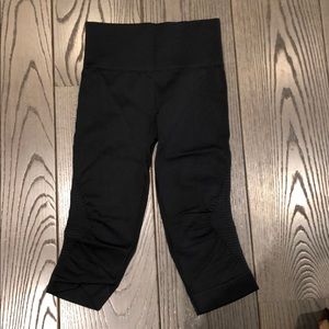 Lululemon ebb to street crop size 6